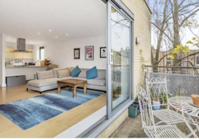Spacious, bright and modern flat in Holloway